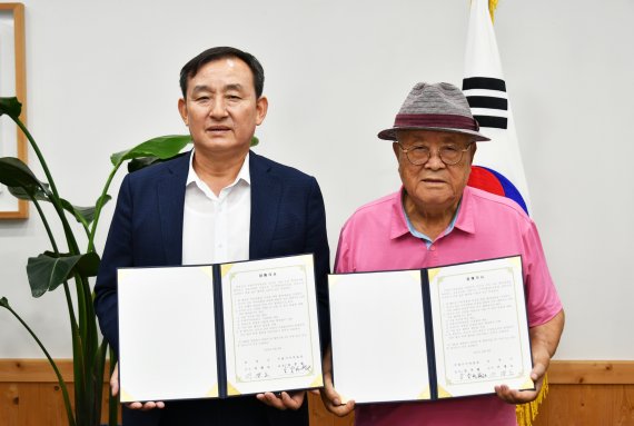 이병노 전남 담양군수(사진 왼쪽)와 국내 제1호 거미박사인 김주필 동국대 석좌교수가 담양에 '거미박물관'을 조성하기 위한 양해각서를 체결한 뒤 기념촬영을 하고 있다.사진=담양군 제공