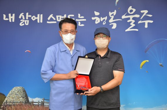 울산 개 물림 사고 용감한 택배기사에 감사패 전달
