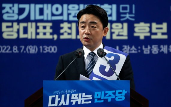 강훈식 더불어민주당 당대표 후보가 7일 인천 남동체육관에서 열린 민주당 당대표 및 최고위원 후보자 인천 지역 합동연설회에서 정견 발표를 하고 있다. (공동취재) 2022.8.7/뉴스1