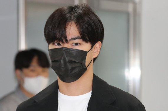 [서울=뉴시스] 권창회 기자 = 스피드스케이팅 선수 김민석이 8일 오후 서울 송파구 올림픽공원 내 연맹 회의실에서 열린 음주운전 관련 징계 회의에 참석하고 있다. 2022.08.08. kch0523@newsis.com