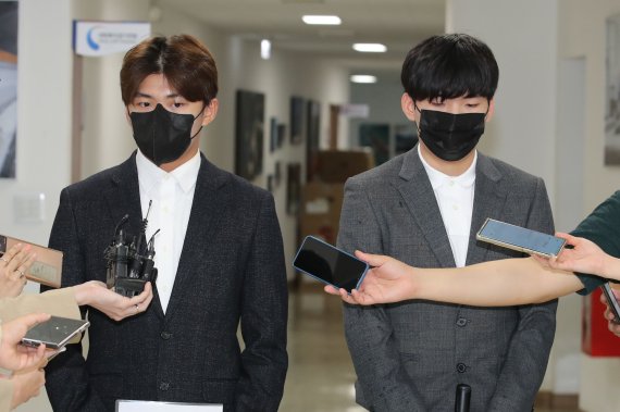 [서울=뉴시스] 권창회 기자 = 스피드스케이팅 선수 정재웅(왼쪽), 정재원이 8일 오후 서울 송파구 올림픽공원 내 연맹 회의실에서 열린 음주운전 관련 징계 회의에 참석하며 취재진의 질문에 답하고 있다. 2022.08.08. kch0523@newsis.com