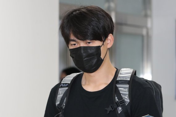 [서울=뉴시스] 권창회 기자 = 스피드스케이팅 선수 정선교가 8일 오후 서울 송파구 올림픽공원 내 연맹 회의실에서 열린 음주운전 관련 징계 회의에 참석하고 있다. 2022.08.08. kch0523@newsis.com