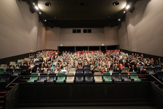 8일 창원한마음병원의 '2022 희망이 자라는 문화체험행사'에 참여한 아이들이 영화관람 전 기념사진을 찍고 있다.(창원한마음병원 제공)ⓒ 뉴스1