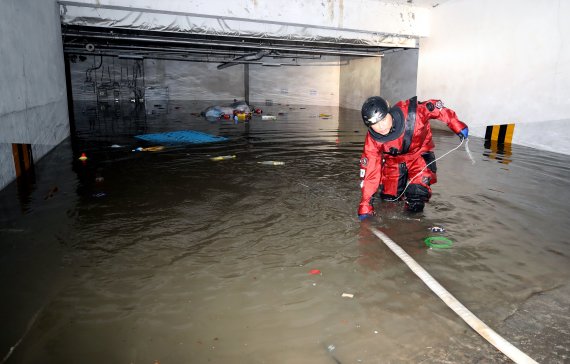 서울과 경기·강원북부 지역을 중심으로 호우 특보가 발표된 8일 경기 부천시 약대오거리의 한 건물 지하에 빗물이 가득 차 있다. 기상청은 이날 낮 12시 50분을 기해 부천시에 호우 경보를 내린 상태이며, 누적 강수량은 80mm(8일 오후 1시 40분 기준)를 기록하고 있다. 2022.8.8/뉴스1 ⓒ News1 정진욱 기자
