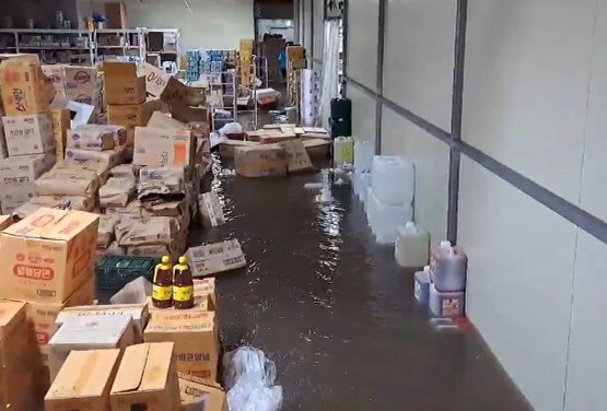 서울과 경기·강원북부 지역을 중심으로 호우 특보가 발표된 8일 경기 부천시 약대오거리의 한 건물 식료품 보관 창고에 빗물이 가득 차오르고 있다. 기상청은 이날 낮 12시 50분을 기해 부천시에 호우 경보를 내린 상태이며, 누적 강수량은 80mm(8일 오후 1시 40분 기준)를 기록하고 있다. (독자제공)2022.8.8/뉴스1 ⓒ News1 정진욱 기자