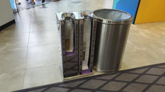 지난 3일 서울 중구 한 백화점 입구에 일회용 우산 비닐을 씌울 수 있는 우산 자동 포장기가 비치돼 있다. 사진=노유정 기자
