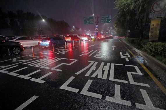 [서울=뉴시스] 조성우 기자 = 서울 및 경기 북부지방 집중호우로 동부간선도로가 전면 통제된 8일 오후 서울 성동구 성수대교 북단 인근 도로가 퇴근길 정체를 빚고 있다. 2022.08.08. xconfind@newsis.com