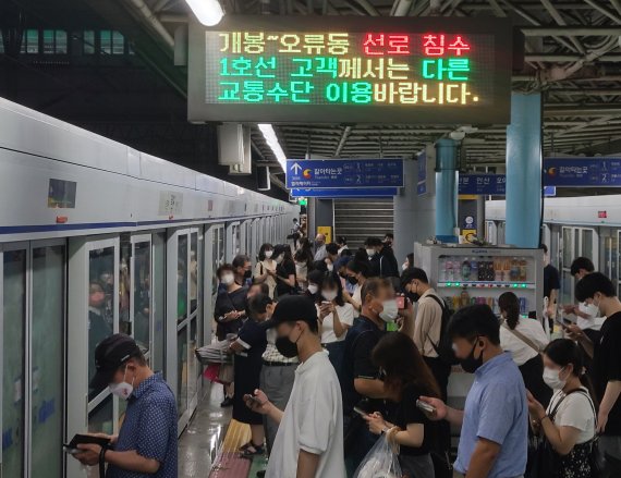 [군포=뉴시스] 김금보 기자 = 수도권에 내린 집중호우로 비 피해가 속출하고 있는 8일 오후 경기도 군포시 금정역 1호선 승강장 전광판에 선로침수로 인한 상하행 운행중단을 알리는 안내문이 나오고 있다. 2022.08.08. kgb@newsis.com