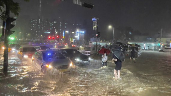 강남 한복판 차 50대 '둥둥', 대치 학원가 '정전'…물폭탄 피해 속출(종합)