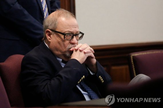 미국서 비무장 흑인 사살한 백인 부자에 무기징역 선고 (FILES) In this file photo taken on November 23, 2021, defendant Gregory McMichael looks on during his trial, as well as the trial of William "Roddie" Bryan and Travis McMichael, at the Glynn County Courthouse in Brunswick, Georgia. - A Georgia man and his father convic