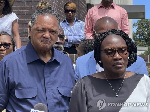 아들 살해범 유죄선고에 대한 심정 밝히는 아머드 아버리 유족 Wanda Cooper-Jones, right, mother of Ahmaud Arbery with Rev. Jesse Jackson stands by her side addresses the media following the sentencing of Travis McMichael in federal court in Brunswick, Ga., Monday, Aug. 8, 2022. McMichael, the white man who fatally shot Arbery 