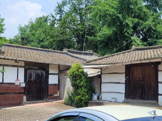 세종시 연동면 송용리에 자리한 장욱진 화백 생가. 기념관 건립 사업이 난항을 겪으면서 생가 대문이 굳게 닫혀 있다. ⓒ 뉴스1 장동열 기자