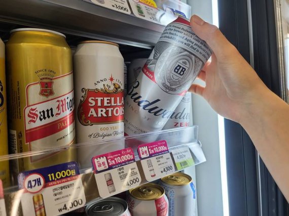 CU는 지난달 버드와이저(740ml)를 '5캔 10000원'에 ⓒ 뉴스1