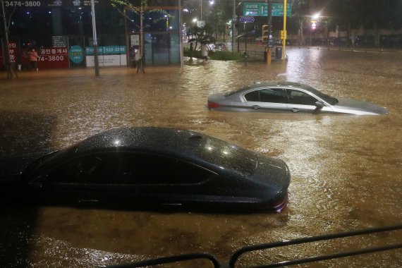 [서울=뉴시스] 조성우 기자 = 서울과 경기북부 등 수도권에 폭우가 내린 8일 오후 서울 강남역 일대 도로가 침수돼 있다. 2022.08.08. xconfind@newsis.com /사진=뉴시스