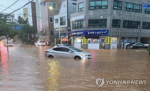 (파주=연합뉴스) 수도권에 호우경보가 발효된 8일 오후 경기도 파주시 금촌초등학교 부근 도로가 침수돼 차량들이 서행하고 있다. 2022.8.8 [독자 제공. 재판매 및 DB 금지] /사진=연합뉴스