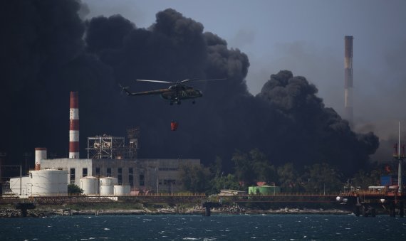 [마탄사스=AP/뉴시스] 8일(현지시간) 쿠바 마탄사스 해안 석유저장시설에서 화재가 발생해 연기가 피어오르고 있다. 2022.08.09.