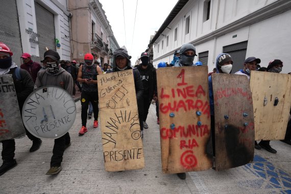 [키토=AP/뉴시스] 에콰도르 키토에서 지난 6월27일 원주민 시위대가 임시로 만든 방패를 들고 정부 대표들과의 회담이 열리는 바실리카 대성당으로 행진하고 있다. 기예르모 라소 대통령은 시위 종식을 위해 기름값을 내리겠다고 밝혔으나 이는 시위대의 요구 수준에는 미치지 못하는 것으로 알려졌다.