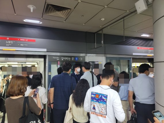 9일 7시40분쯤 서울 동작구 9호선 노량진역에 열차가 멈춰서면서 시민들이 역무원 근처로 몰려 안내받고 있다. ⓒ 뉴스1 /사진=뉴스1