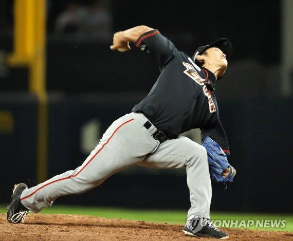 온 힘을 다해 던지는 한화 윤산흠 한화 윤산흠 역투 (광주=연합뉴스) 조남수 기자 = 8일 광주기아챔피언스필드에서 열린 프로야구 2022 KBO리그 한화 이글스와 KIA 타이거즈의 경기에서 한화 윤산흠이 6회에 투구하고 있다. 2022.7.8 iso64@yna.co.kr (끝)