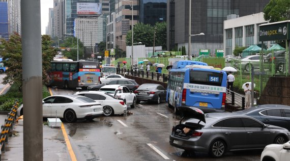 9일 오전 서울 서초구 진흥아파트 앞 서초대로에 지난밤 폭우로 침수된 차들이 그대로 방치돼 출근길 정체를 빚고 있다. / 사진=김범석 기자