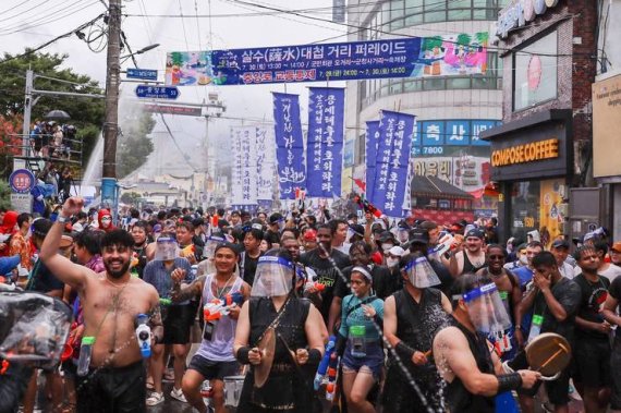 제15회 정남진 장흥물축제의 프로그램 중 하나인 살수대첩 물싸움놀이 모습./뉴스1 ⓒ News1