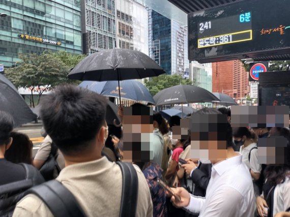 9일 오전 8시쯤 서울 강남구 신논현역 인근에 여의도로 향하는 버스를 타기 위해 직장인들이 몰려있다. ⓒ 뉴스1 /사진=뉴스1
