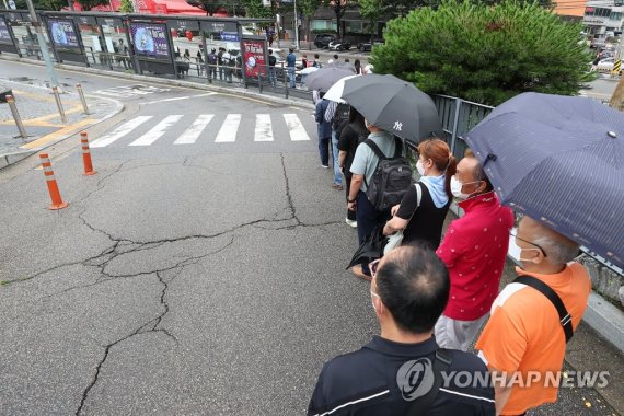 폭우로 교통 통제, 길어지는 택시 대기줄 (서울=연합뉴스) 신현우 기자 = 밤사이 폭우가 내려 도로 곳곳이 침수되고 지하철 운행도 정상화하지 않은 9일 오전 서울역 택시승강장에서 시민들이 택시를 기다리고 있다. 2022.8.9 nowwego@yna.co.kr (끝)