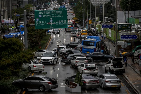 [서울=뉴시스] 정병혁 기자 = 전 날 내린 많은 비로 서울 도로 곳곳이 침수된 9 일 서울 서초구 서초대로에 전날 비로 침수된 차들이 도로에 엉켜있다. 2022.08.09. jhope@newsis.com