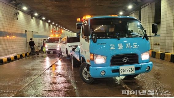 안산도시공사 9일 초지역 지하차도 침수된 차량 견인. 사진제공=안산도시공사