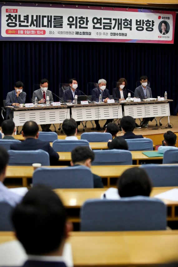 국민의힘 안철수 의원(왼쪽 세 번째)이 9일 오전 서울 여의도 국회에서 열린 위기를 넘어 미래로, 민·당·정 토론회 '청년세대를 위한 연금개혁 방향'에서 발언하고 있다. 사진=서동일 기자