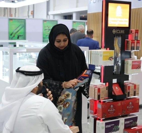 UAE에 위치한 한 약국의 정관장 전용 카운터에서 약사가 제품설명을 하고있다.