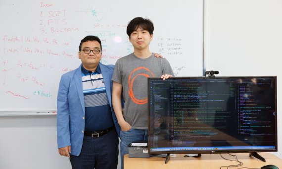 [울산=뉴시스] 김재업 UNIST 물리학과 교수와 용대성 박사(사진 왼쪽부터 차례대로) *재판매 및 DB 금지