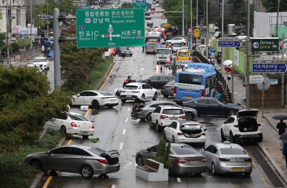 '하룻밤 폭우'에 전쟁터 된 강남 한복판..재난영화보다 무서웠다