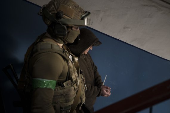 [하르키우=AP/뉴시스] 14일(현지시간) 우크라이나 하르키우에서 우크라이나 보안국(SBU) 대원이 러시아군에 협력한 것으로 의심되는 한 남성을 체포하고 있다. 2022.04.15.