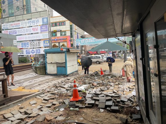 9일 오전 서울 관악구 2호선 신대방역 앞, 폭우로 인해 보도 블럭이 무너졌다. /사진=박지연 기자