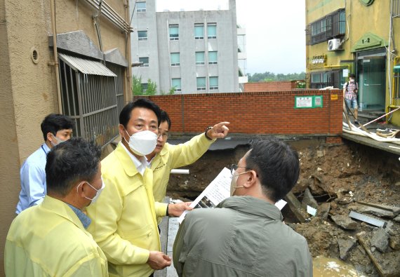 오세훈 서울시장이 서울 지역 폭우에 따른 입장문을 내고 상습 침수지역에 대한 빗물저류배수시설 등 건설에 향후 10년간 총 3조원을 투입한다고 밝혔다. 9일 오세훈 시장이 서울 신월동 싱크홀 현장의 안전을 점검하고 있다. /사진=서울시