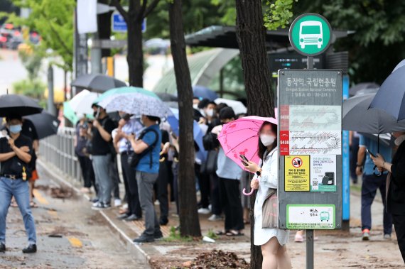 퇴근길도 쏟아진다…'험난한 귀가' 서울 대중교통 증회