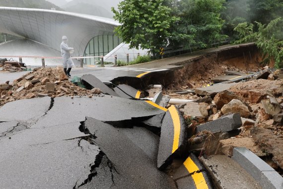 서울에 내린 115년 만의 기록적 폭우로 피해가 속출하는 가운데 9일 서울대학교 관악캠퍼스 내 도로가 심하게 파손돼 있다. 연합뉴스