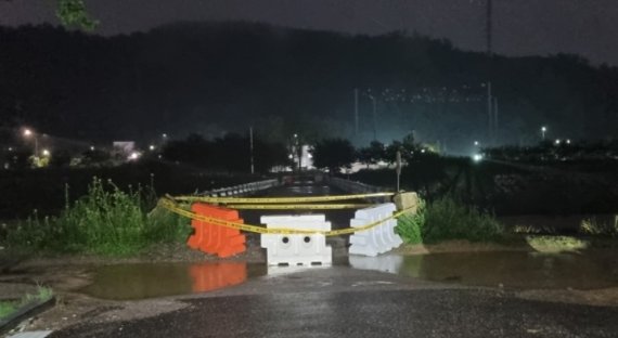 경기 고양시 덕양구 지축동 노후 무명교가 상판이 붕괴돼 통제되고 있다.(사진=고양시 제공)