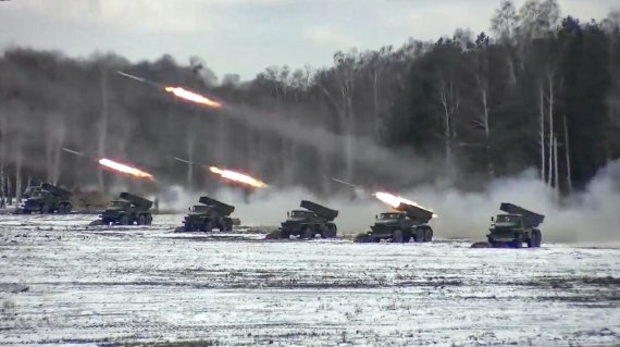 [벨라루스=AP/뉴시스]러시아 군이 지난 2월4일(현지시간) 벨라루스에서 진행한 벨라루스 군과 합동훈련에서 다연장로켓포(MLRS)를 발사하고 있다.
