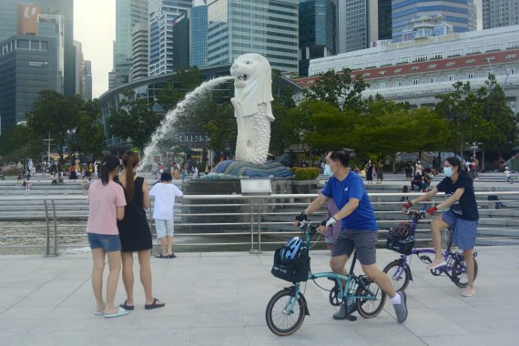 [싱가포르=AP/뉴시스] 싱가포르 대표 관광지인 머라이언상 근처를 지나다니는 사람들 모습 2021.11.03.
