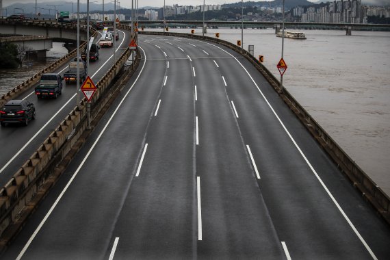 연일 기록적인 폭우가 이어진 10일 오전 서울 마포구 마포대교 강변북로 한남대교 방향 진입로가 한강 수위 상승으로 통제되고 있다. 뉴시스