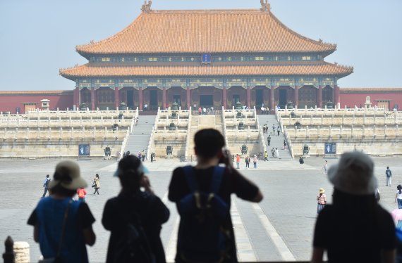 [베이징=신화/뉴시스]베이징 소재 자금성을 관광객들이 구경하고 있다. 2020.05.05.