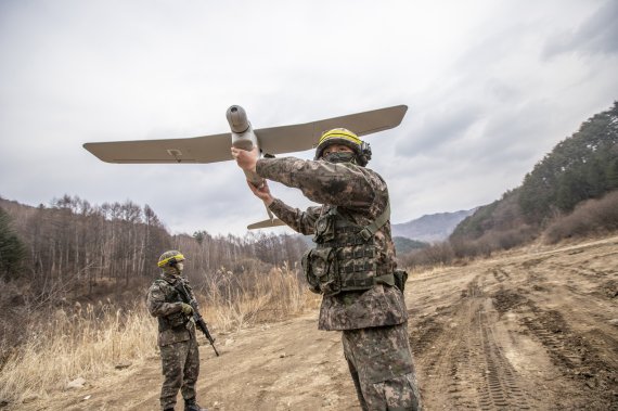 '여단급 KCTC 쌍방훈련'에 참가한 장병들이 무인항공기(UAV)를 운용하는 모습. (육군 제공) 2022.3.28/뉴스1