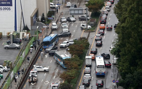 서울을 비롯한 중부지역에 기록적인 폭우가 내린 9일 오전 서울 서초구 서초동 진흥아파트 앞 서초대로에 전날 쏟아진 폭우에 침수, 고립된 차량들이 뒤엉켜 있다. 2022.8.9/뉴스1 ⓒ News1 박세연 기자