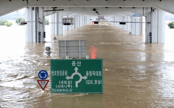 9일 오전 서울 잠수교가 밤 사이 내린 폭우로 물에 잠겨 있다. 2022.8.9/뉴스1 ⓒ News1 구윤성 기자