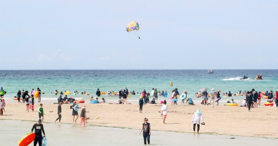 산지를 제외한 제주 전역에 폭염특보가 발효 중인 9일 오후 제주시 조천읍 함덕해수욕장에서 피서객들이 물놀이를 즐기고 있다. 2022.8.9/뉴스1 ⓒ News1 오현지 기자