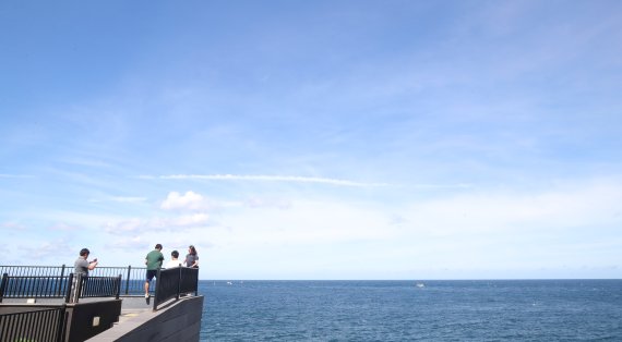 산지를 제외한 제주 전역에 폭염특보가 발효 중인 9일 오전 제주시 용담해안도로에서 관광객들이 맑은 여름 날씨를 즐기고 있다. 2022.8.9/뉴스1 ⓒ News1 오현지 기자