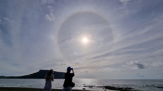 9일 오전 제주 서귀포 성산일출봉 인근 해변에서 햇무리가 관측됐다. 햇무리는 대기 중 수증기에 굴절돼 햇빛이 태양 주변으로 둥근 원 모양의 무지개처럼 나타나는 현상이다. (제주도의회 제공) 2022.8.9/뉴스1 ⓒ News1 홍수영 기자