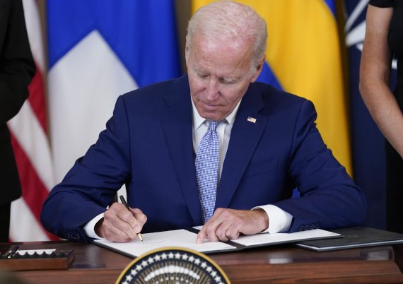 [워싱턴=AP/뉴시스] 조 바이든 미국 대통령이 9일(현지시간) 백악관 이스트룸에서 핀란드·스웨덴의 북대서양조약기구(NATO·나토) 가입 비준안에 서명하고 있다. 이 자리에는 카멀라 해리스 부통령, 카린 올롭스도터 주미스웨덴 대사, 미코 하우탈라 주미핀란드 대사가 참석했다. 2022.08.10.